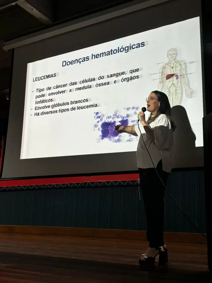 Dra. Juliana Silva ministrando palestra sobre doenças hematológicas